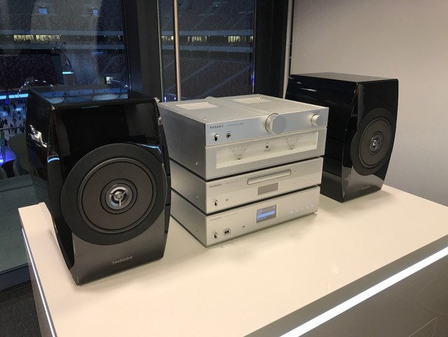 Для тех, кто ищет аудиосистему для большой комнаты, Technics подготовила сетевой плеер ST-C700